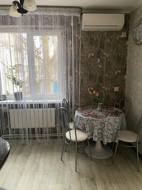 Квартира двухкомнатная на улице Ленина, 47 м², Саки — кухня
