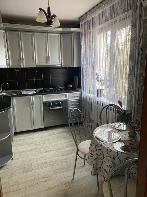 Квартира двухкомнатная на улице Ленина, 47 м², Саки — кухня, фото 3