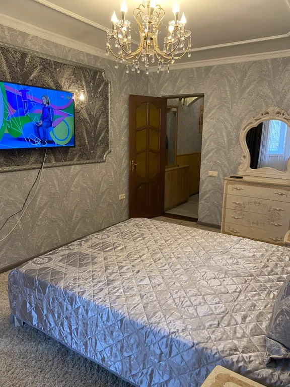 Квартира двухкомнатная на улице Ленина, 47 м², Саки — спальня, фото 3