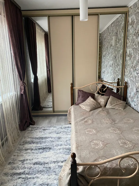 Квартира двухкомнатная на улице Ленина, 47 м², Саки — спальня, фото 6
