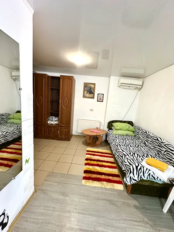 Квартира двухкомнатная на улице Октябрьской, 49 м², Джанкой — спальня, фото 12