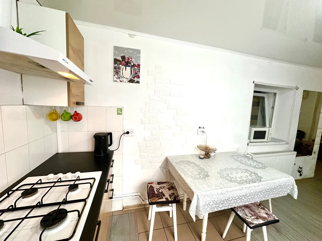 Квартира двухкомнатная на улице Октябрьской, 49 м², Джанкой — кухня, фото 2