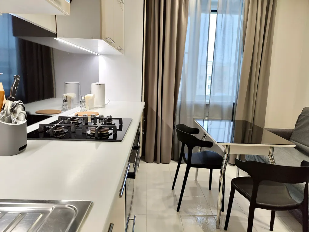 Апартаменты однокомнатные на улице Батецкой, 40 м², Великий Новгород — кухня, фото 2