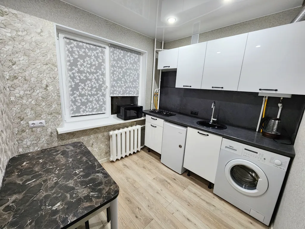 Квартира двухкомнатная на улице Германе, 47 м², Великий Новгород — кухня