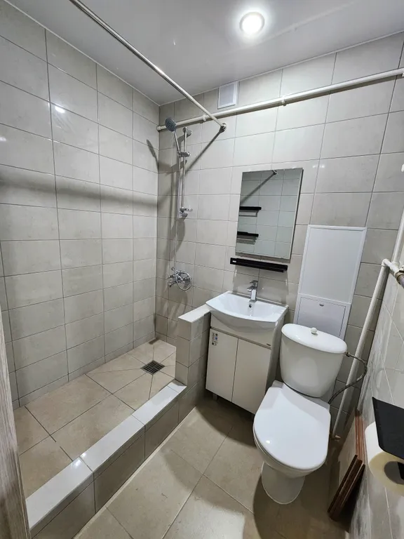 Квартира двухкомнатная на улице Германе, 47 м², Великий Новгород — ванная комната