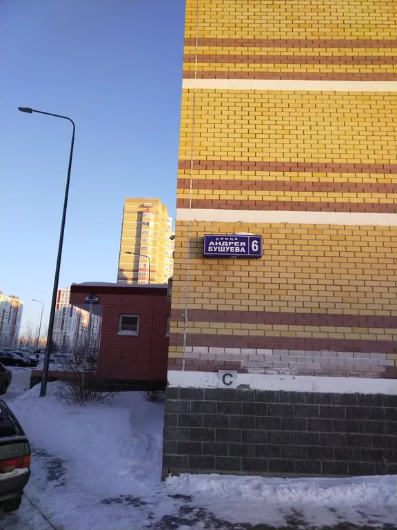 Квартира двухкомнатная на улице Андрея Бушуева, 53 м², Тюмень — двор