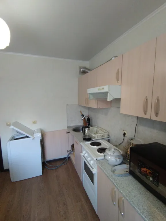 Квартира двухкомнатная на улице Андрея Бушуева, 53 м², Тюмень — кухня