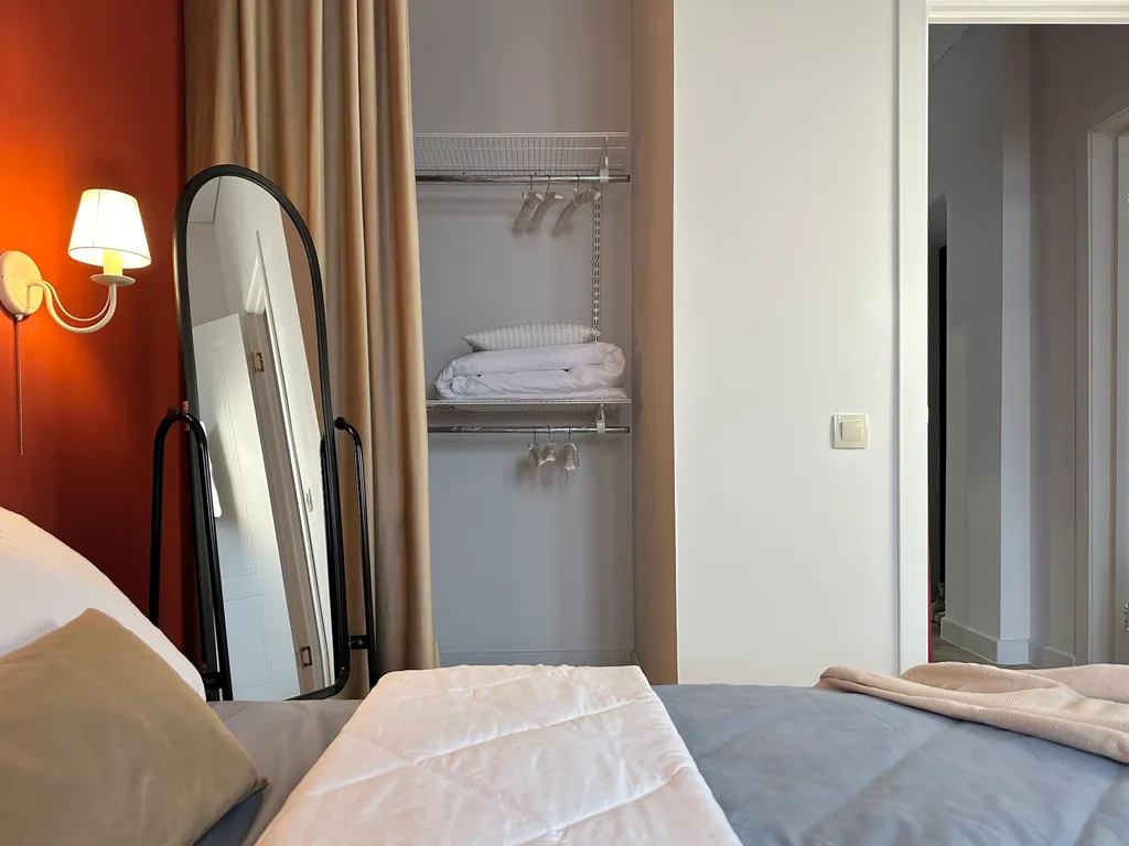 Квартира двухкомнатная у Кремлёвской, в Вахитовском, 50 м², Казань — спальня, фото 5