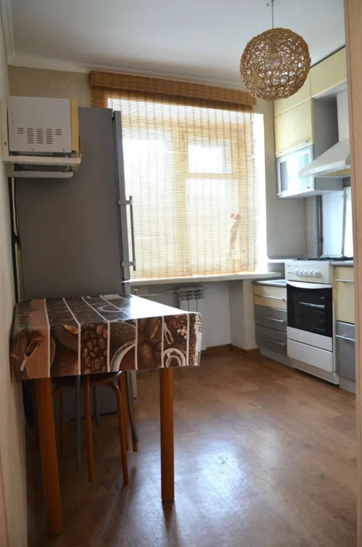 Квартира однокомнатная на улице Рижской, 33 м², Тюмень — кухня