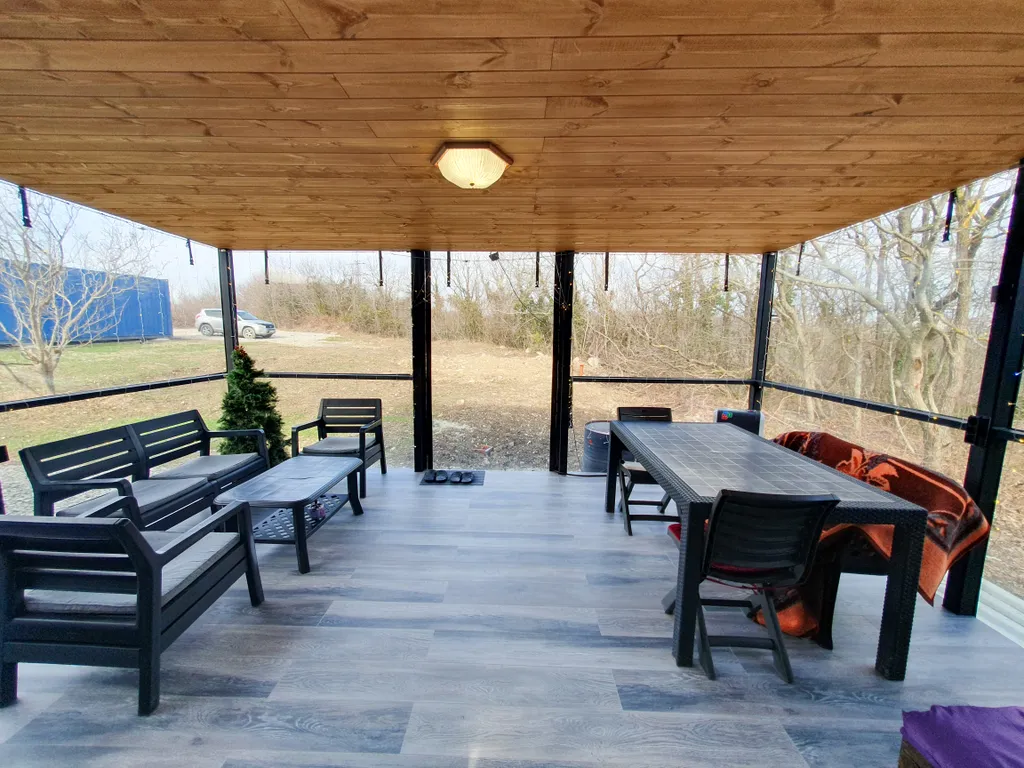 Дом с верандой у леса с бассейном