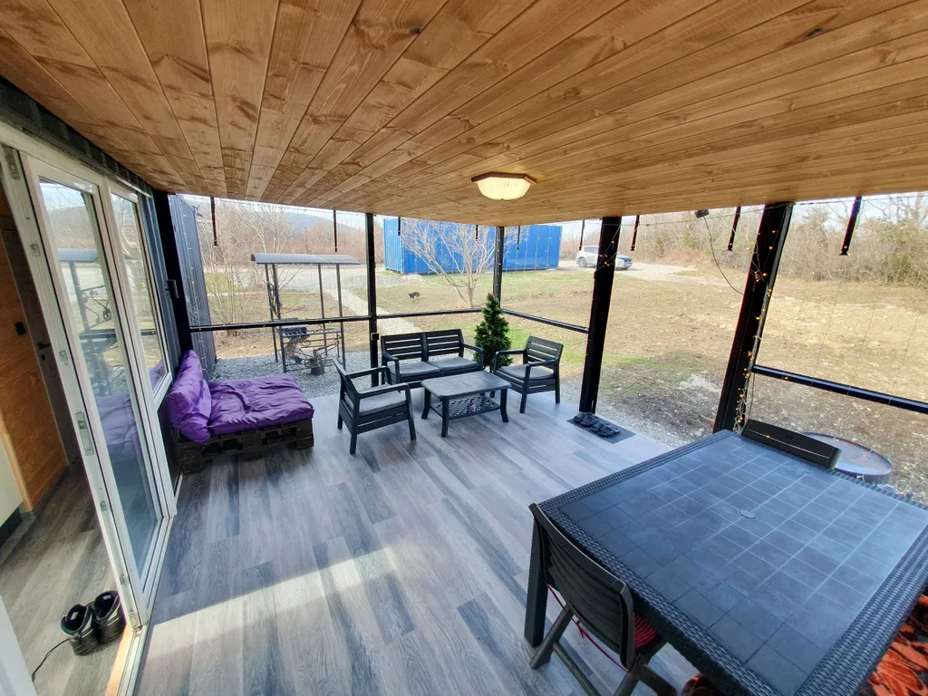 Дом с верандой у леса с бассейном