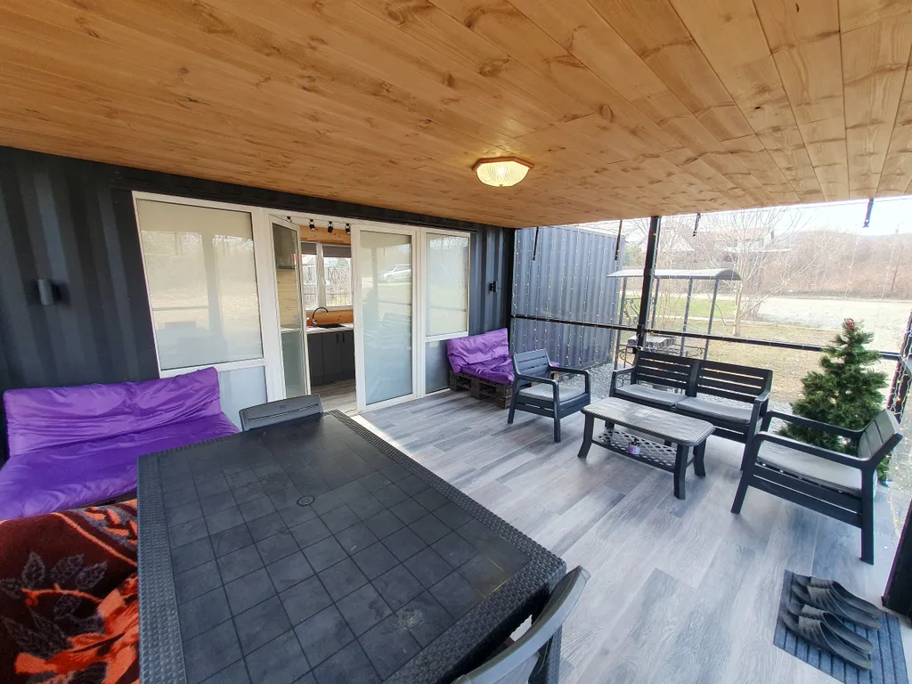 Дом с верандой у леса с бассейном