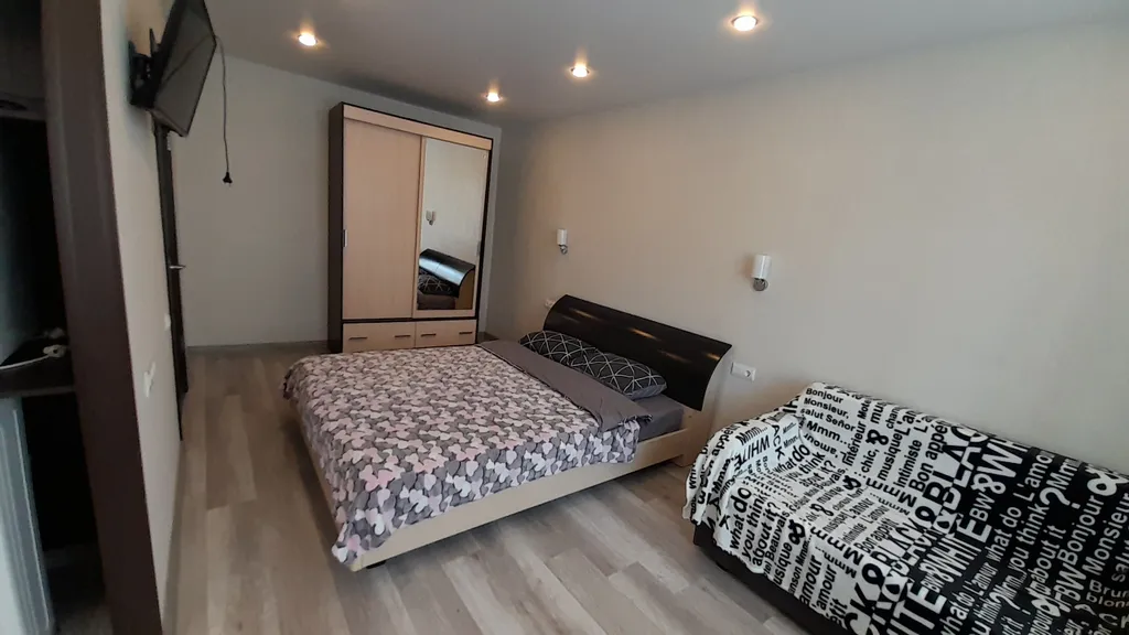 Студия однокомнатная на улице Ньютоне, 30 м², Ярославль — спальня, фото 2
