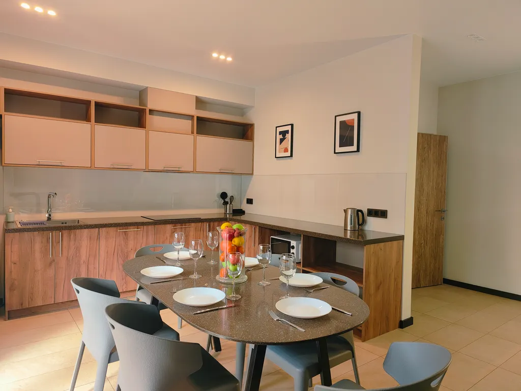 Большой дом на берегу моря