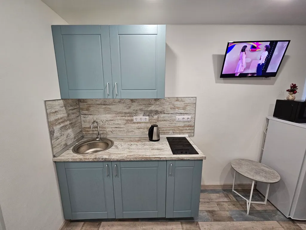 Студия однокомнатная на улице Киевской, 18 м², Тюмень — кухня, фото 2