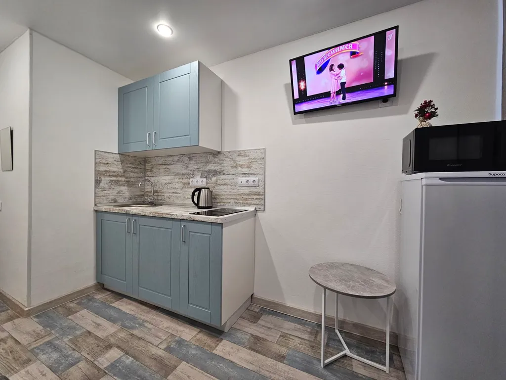 Студия однокомнатная на улице Киевской, 18 м², Тюмень — кухня, фото 3