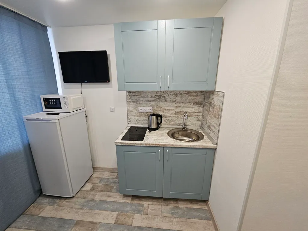 Студия однокомнатная на улице Киевской, 18 м², Тюмень — кухня, фото 3