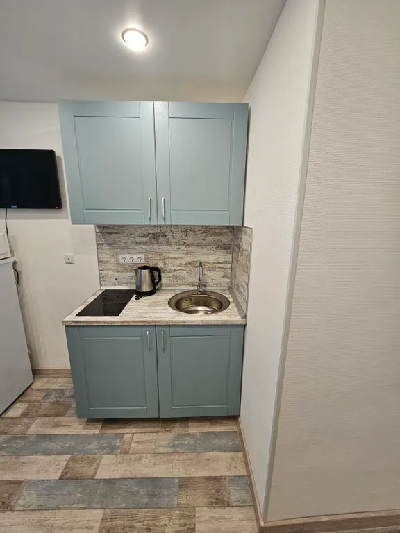 Студия однокомнатная на улице Киевской, 18 м², Тюмень — кухня, фото 4