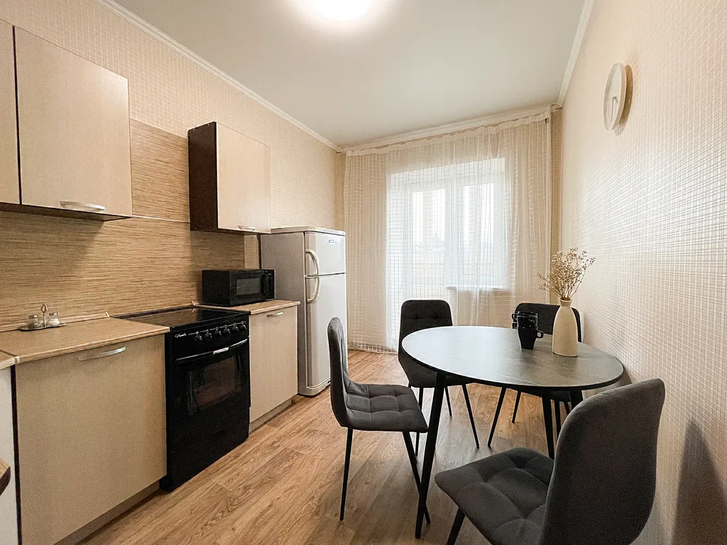 Квартира однокомнатная на улице Московском Тракте, 48 м², Тюмень — кухня, фото 3