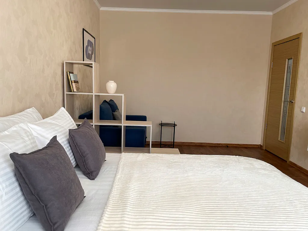 Квартира однокомнатная на улице Московском Тракте, 48 м², Тюмень — спальня, фото 2