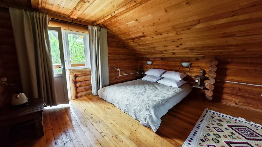 Double Delux Room с двуспальной кроватью и балконом — общий вид