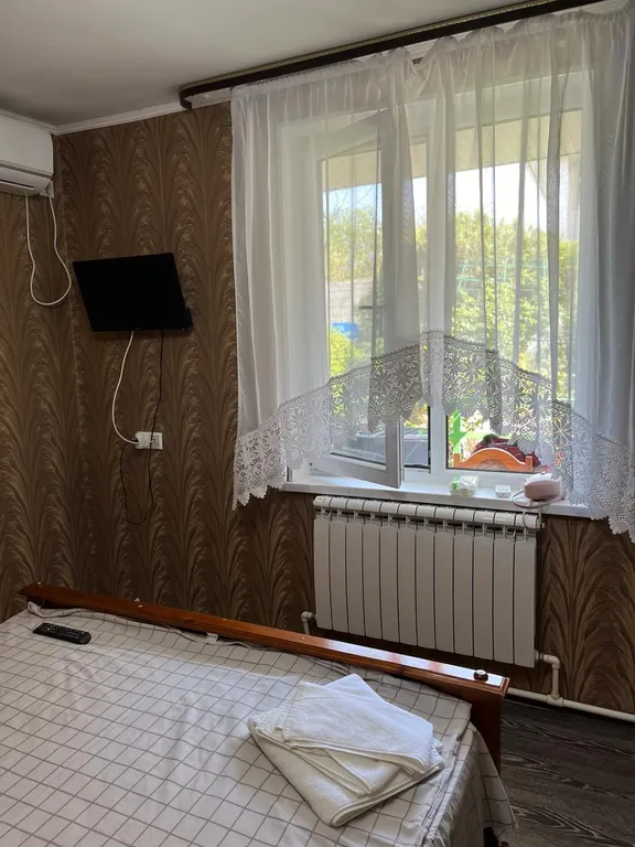 Дом под ключ на 6 человек.  Территория с бассейном и пиццерией — общий вид