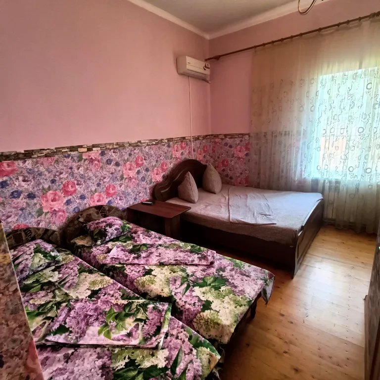 Четырехместный номер стандарт класса со всеми удобствами — Частный сектор на Янтарной, фото 1 из 5