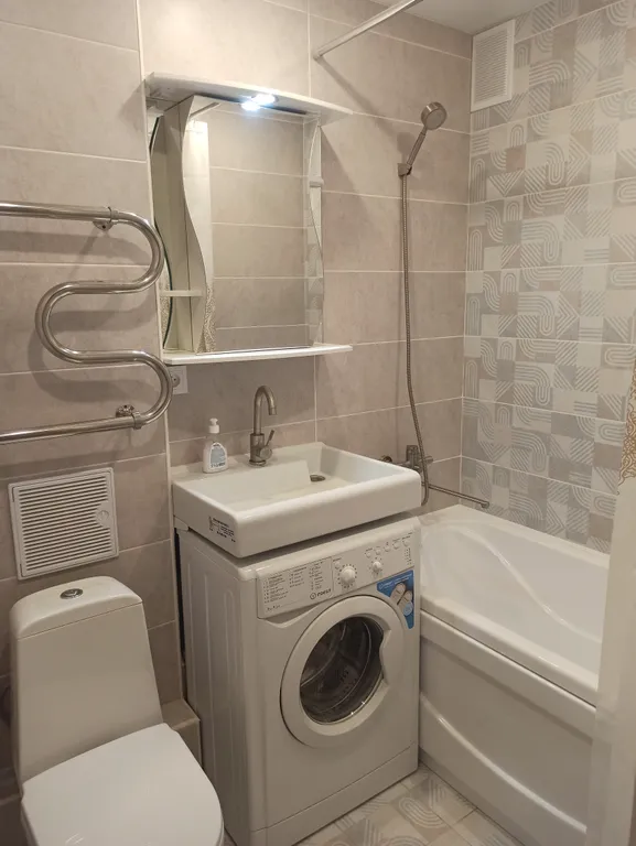 Апартаменты двухкомнатные на улице Героя Советского Союза Усилова, 40 м², Нижний Новгород — ванная комната