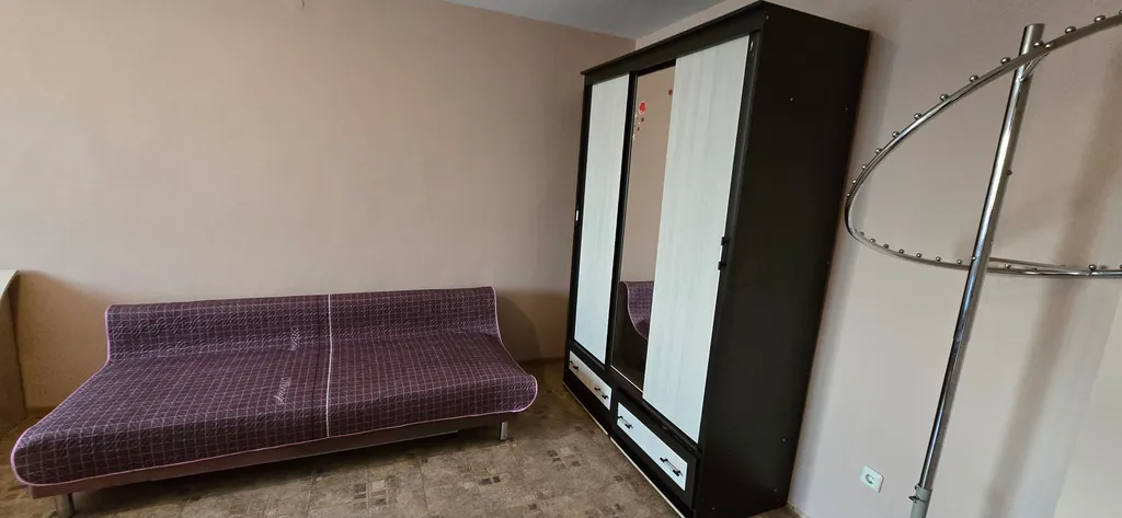 Квартира однокомнатная на улице Сурнова, 40 м², Иркутск — спальня, фото 9