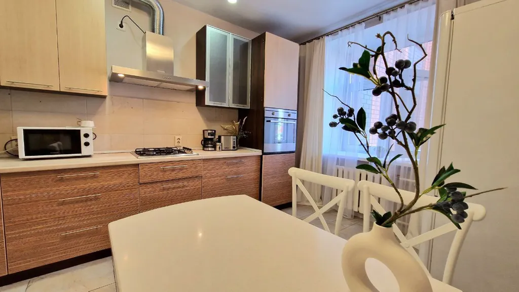 Квартира двухкомнатная у Кремлёвской, в Вахитовском, 72 м², Казань — кухня, фото 2