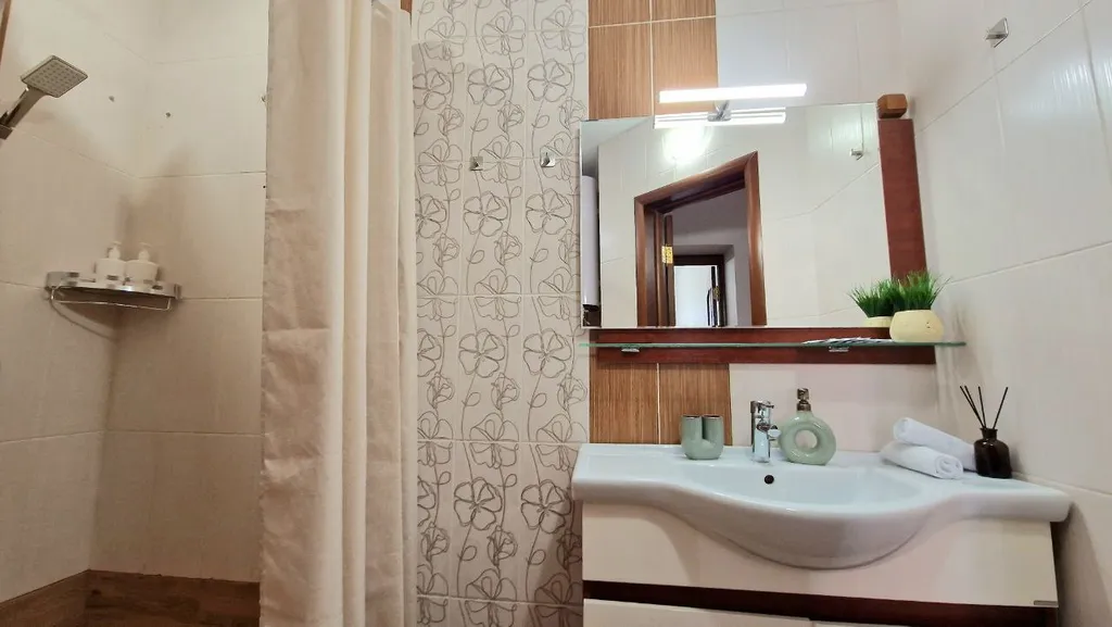 Квартира двухкомнатная у Кремлёвской, в Вахитовском, 72 м², Казань — ванная комната, фото 2