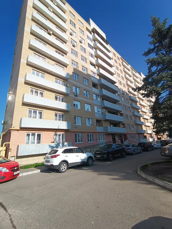 Квартира трёхкомнатная на улице Булгакова, 77 м², Пятигорск — двор