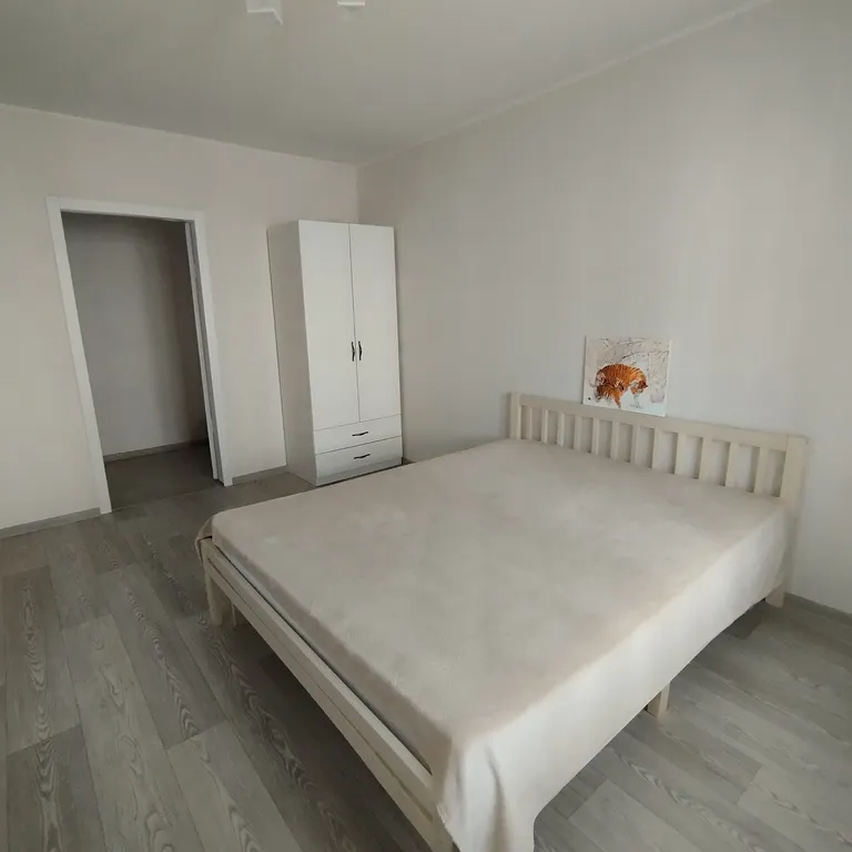 Квартира двухкомнатная на улице Завокзальной, 53 м², Великий Новгород — спальня, фото 4
