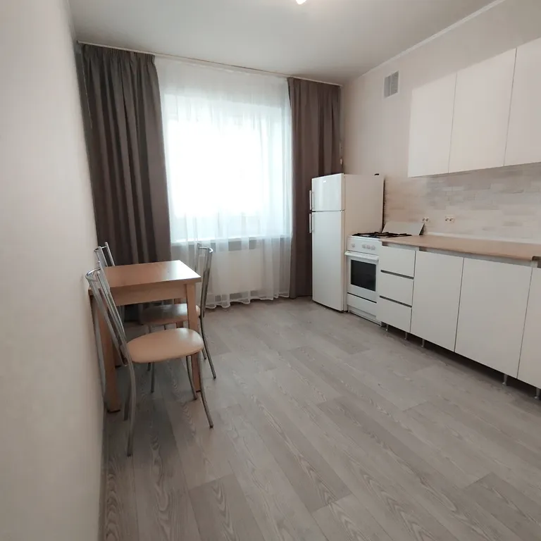 Квартира двухкомнатная на улице Завокзальной, 53 м², Великий Новгород — кухня