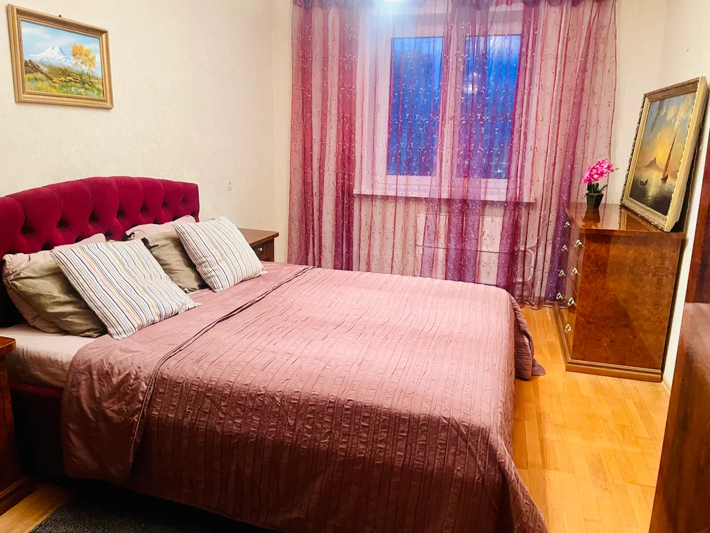 Квартира трёхкомнатная на улице Пржевальского, 89 м², Тюмень — спальня, фото 10