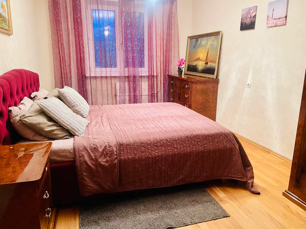 Квартира трёхкомнатная на улице Пржевальского, 89 м², Тюмень — спальня, фото 11