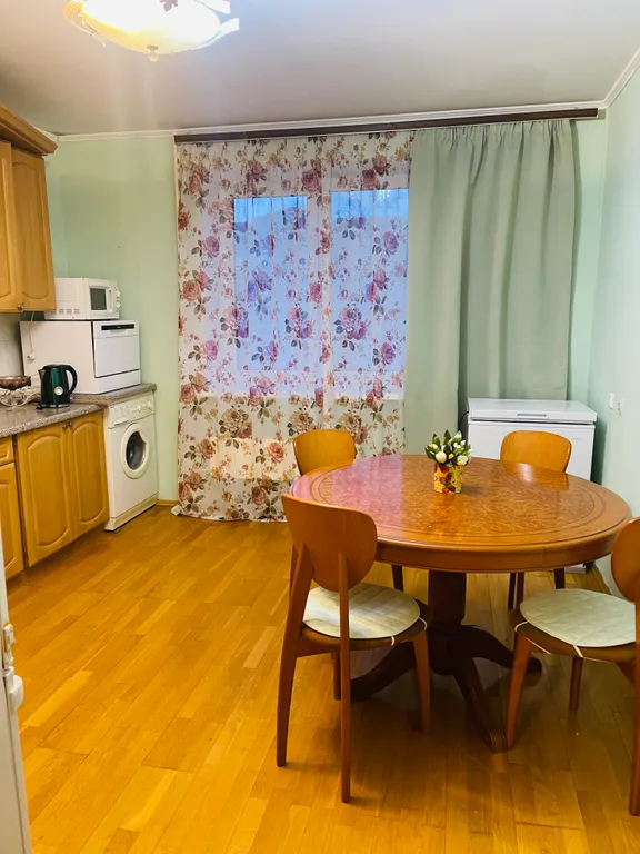 Квартира трёхкомнатная на улице Пржевальского, 89 м², Тюмень — кухня