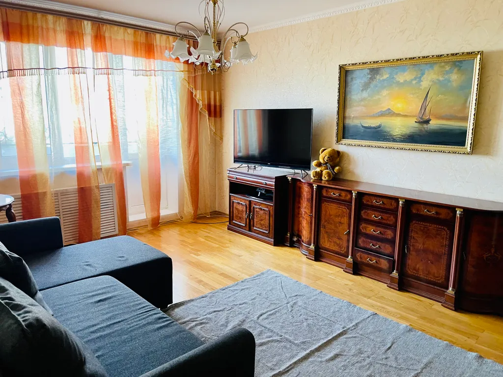Квартира трёхкомнатная на улице Пржевальского, 89 м², Тюмень — спальня, фото 2