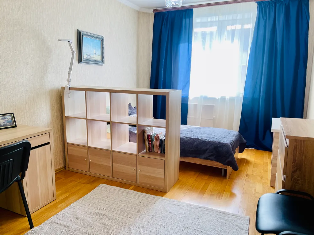 Квартира трёхкомнатная на улице Пржевальского, 89 м², Тюмень — спальня, фото 14