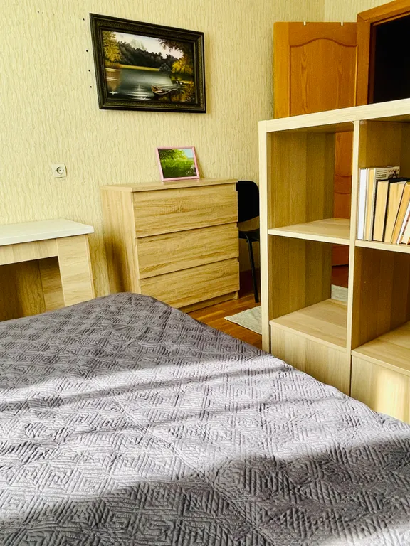 Квартира трёхкомнатная на улице Пржевальского, 89 м², Тюмень — спальня, фото 17