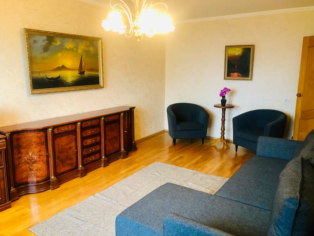 Квартира трёхкомнатная на улице Пржевальского, 89 м², Тюмень — спальня, фото 3