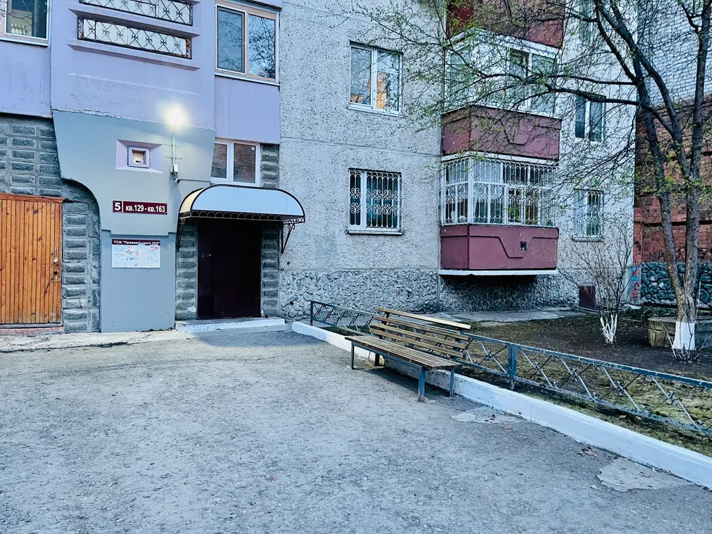 Квартира трёхкомнатная на улице Пржевальского, 89 м², Тюмень — двор