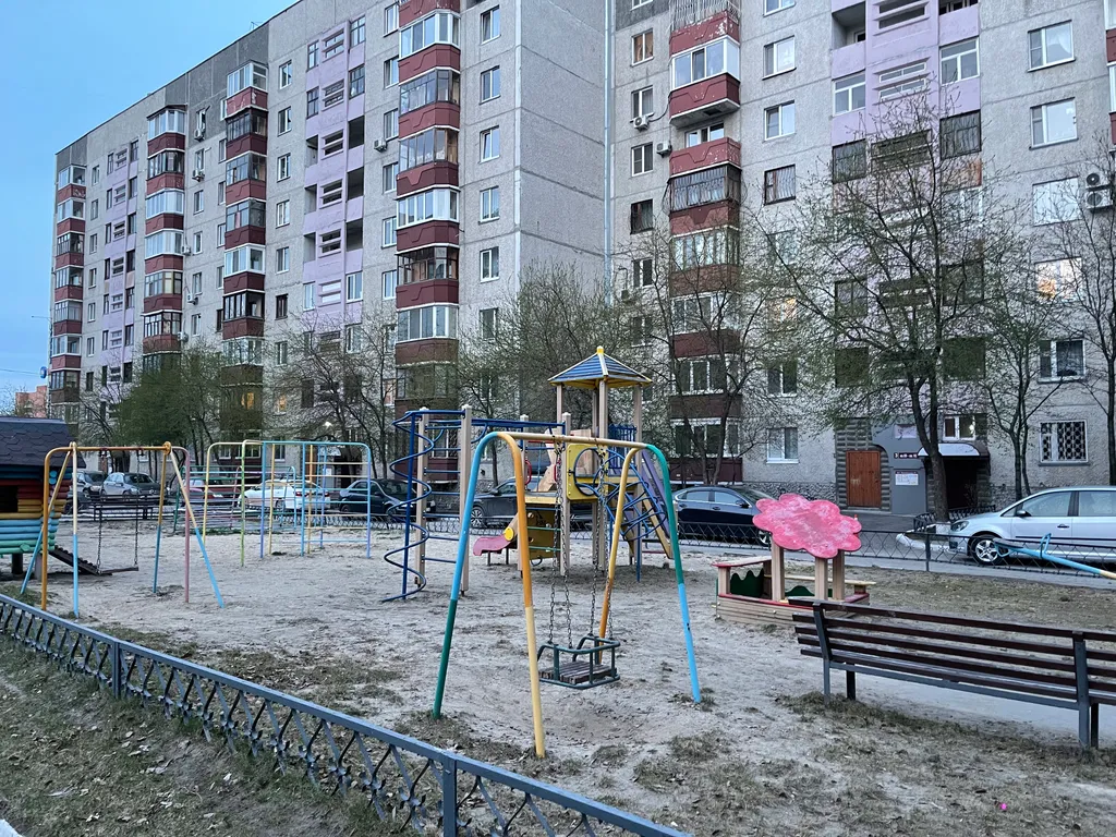 Квартира трёхкомнатная на улице Пржевальского, 89 м², Тюмень — двор, фото 2