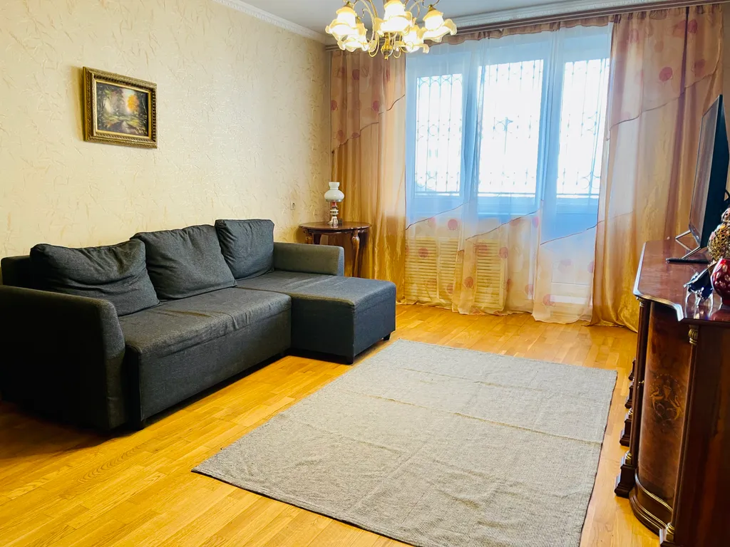 Квартира трёхкомнатная на улице Пржевальского, 89 м², Тюмень — спальня, фото 6