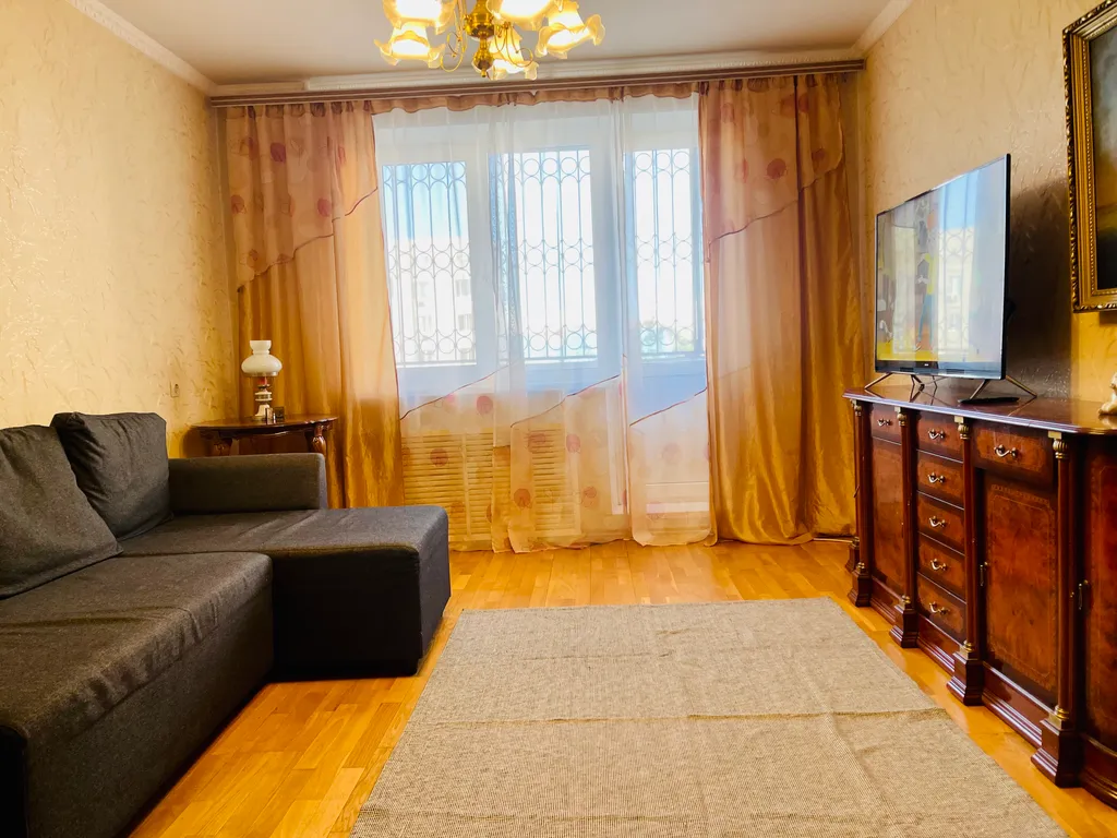 Квартира трёхкомнатная на улице Пржевальского, 89 м², Тюмень — спальня, фото 7