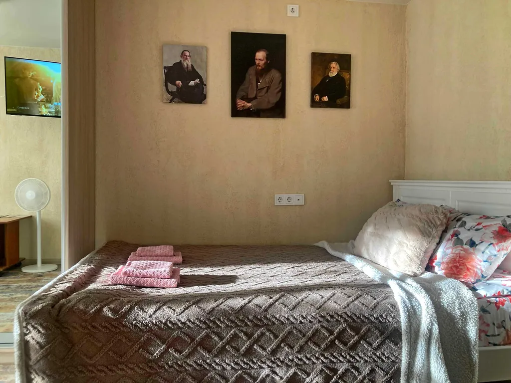 Квартира однокомнатная на улице Гостинодворской, 30 м², Старая Русса — спальня, фото 2