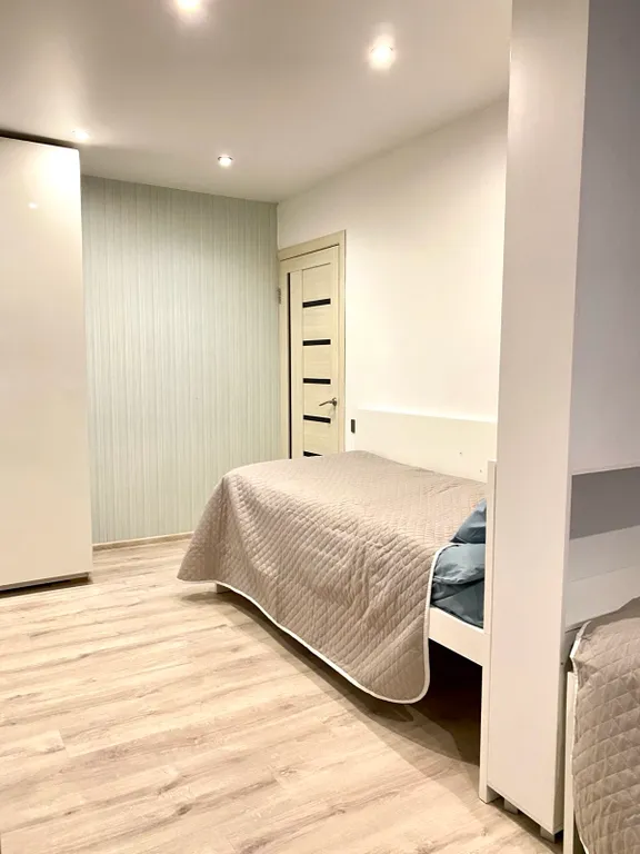 Квартира трёхкомнатная на проспекте Победы, 72 м², Кстово — спальня, фото 9