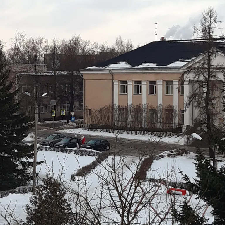 Квартира двухкомнатная на улице Юбилейной, 46 м², Великие Луки — двор