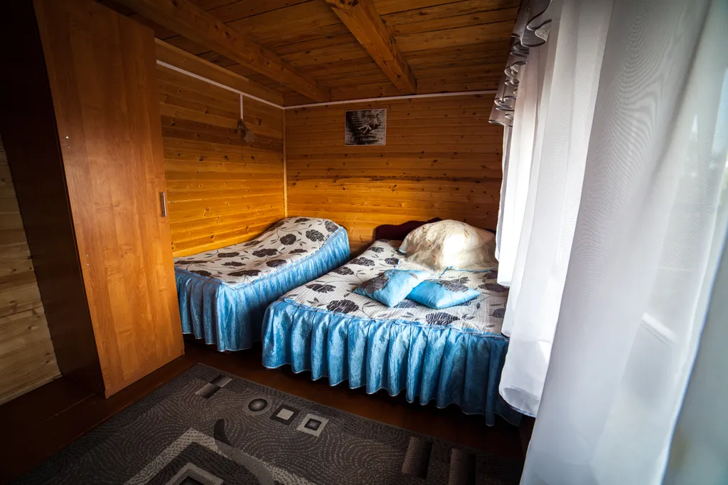 Коттедж 21-местный в деревни Стрелке, 300 м², Великий Новгород — спальня, фото 7