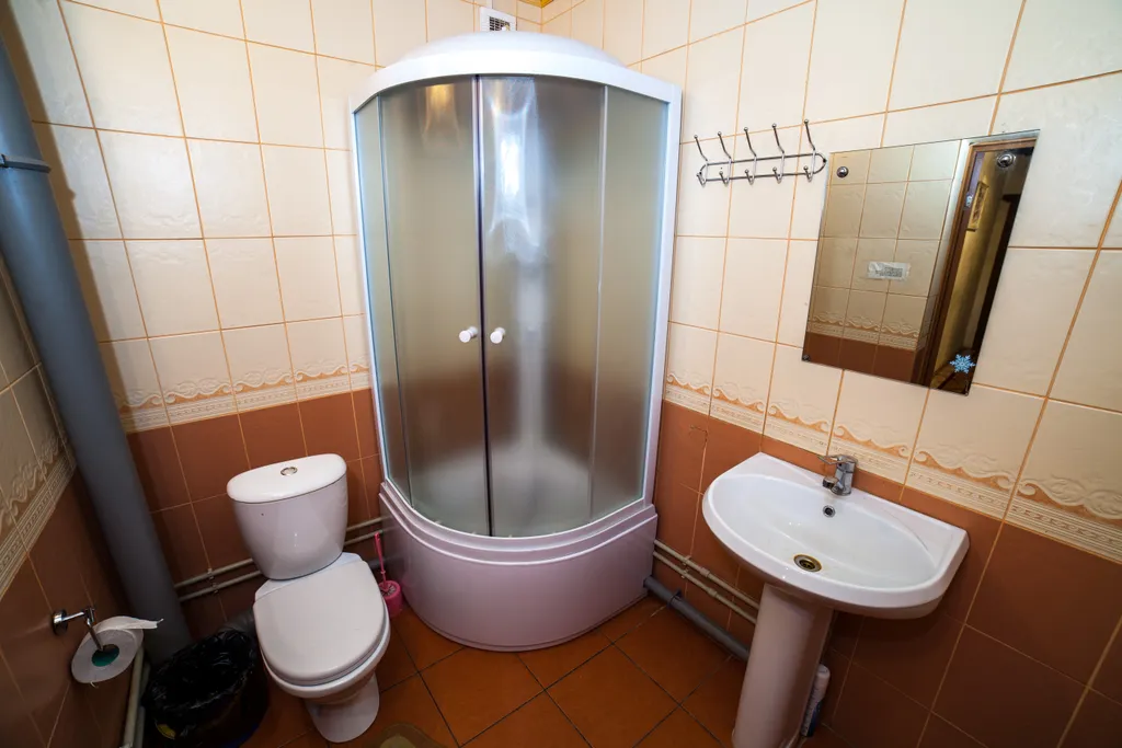 Коттедж 21-местный в деревни Стрелке, 300 м², Великий Новгород — ванная комната, фото 2
